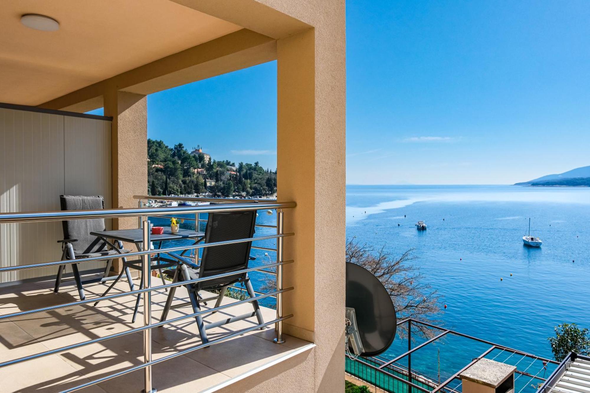 Studio Apartment Above Promenade W Terrace & Parking Рабац Екстериор снимка