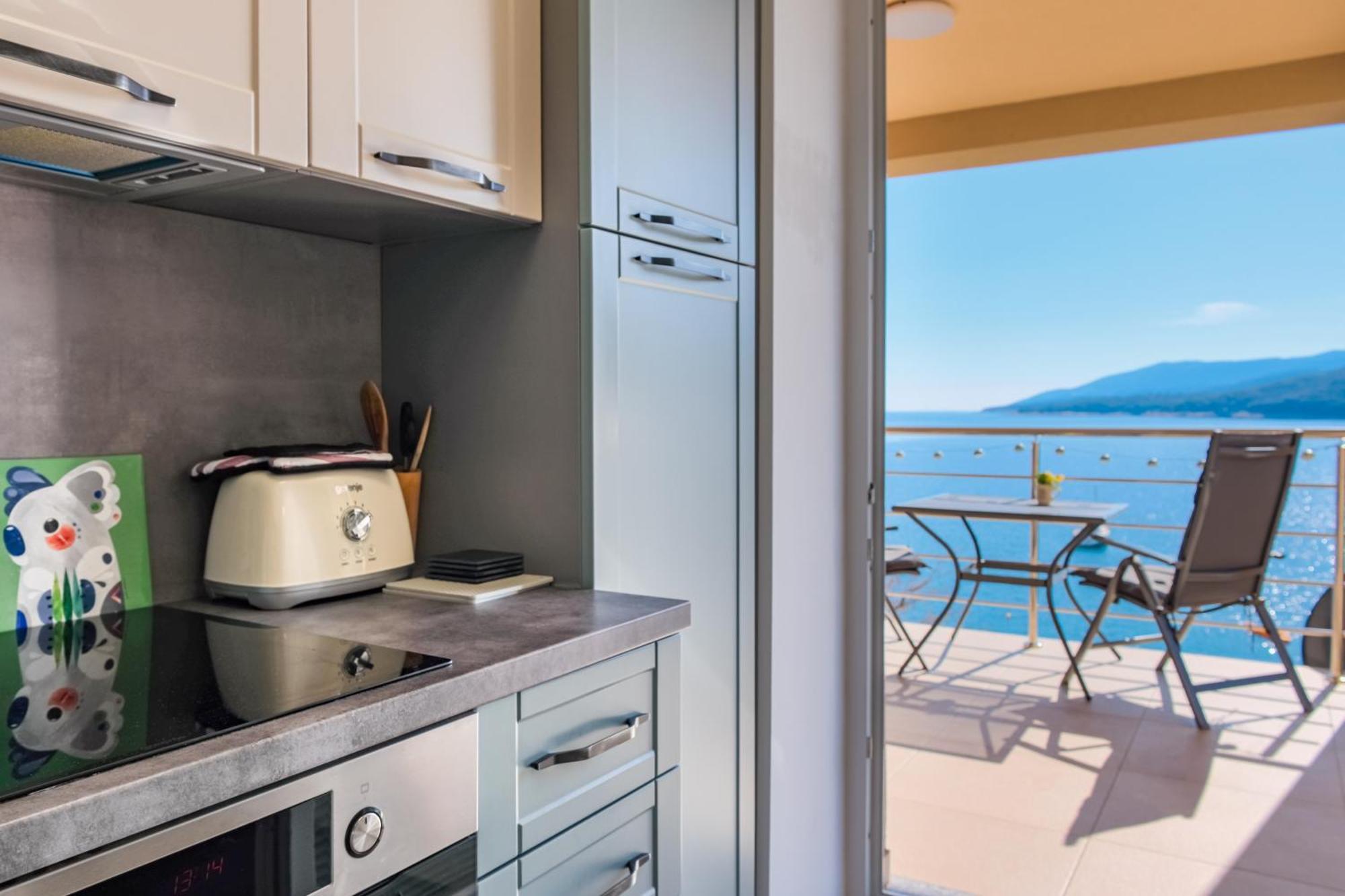 Studio Apartment Above Promenade W Terrace & Parking Рабац Екстериор снимка