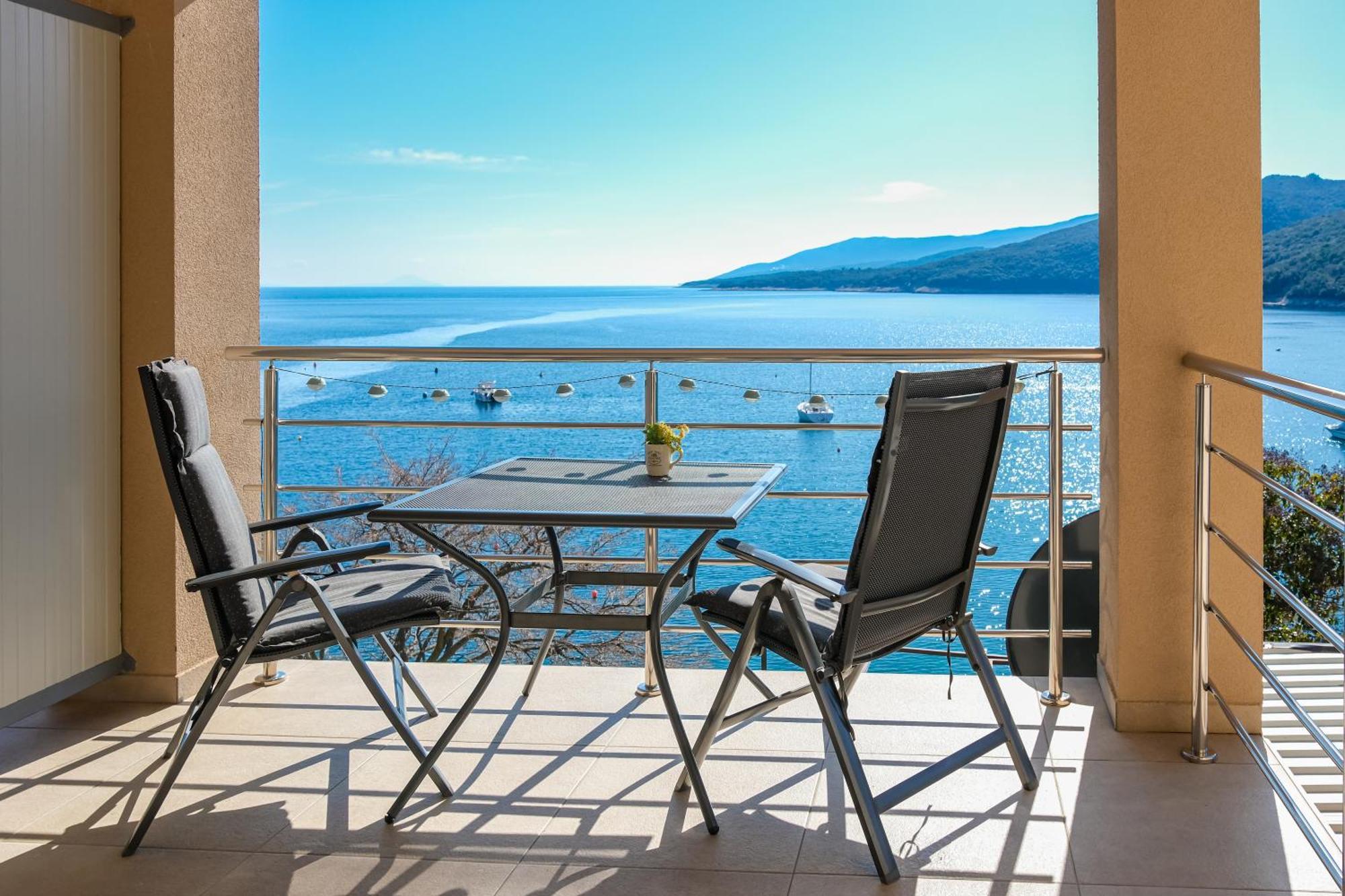 Studio Apartment Above Promenade W Terrace & Parking Рабац Екстериор снимка