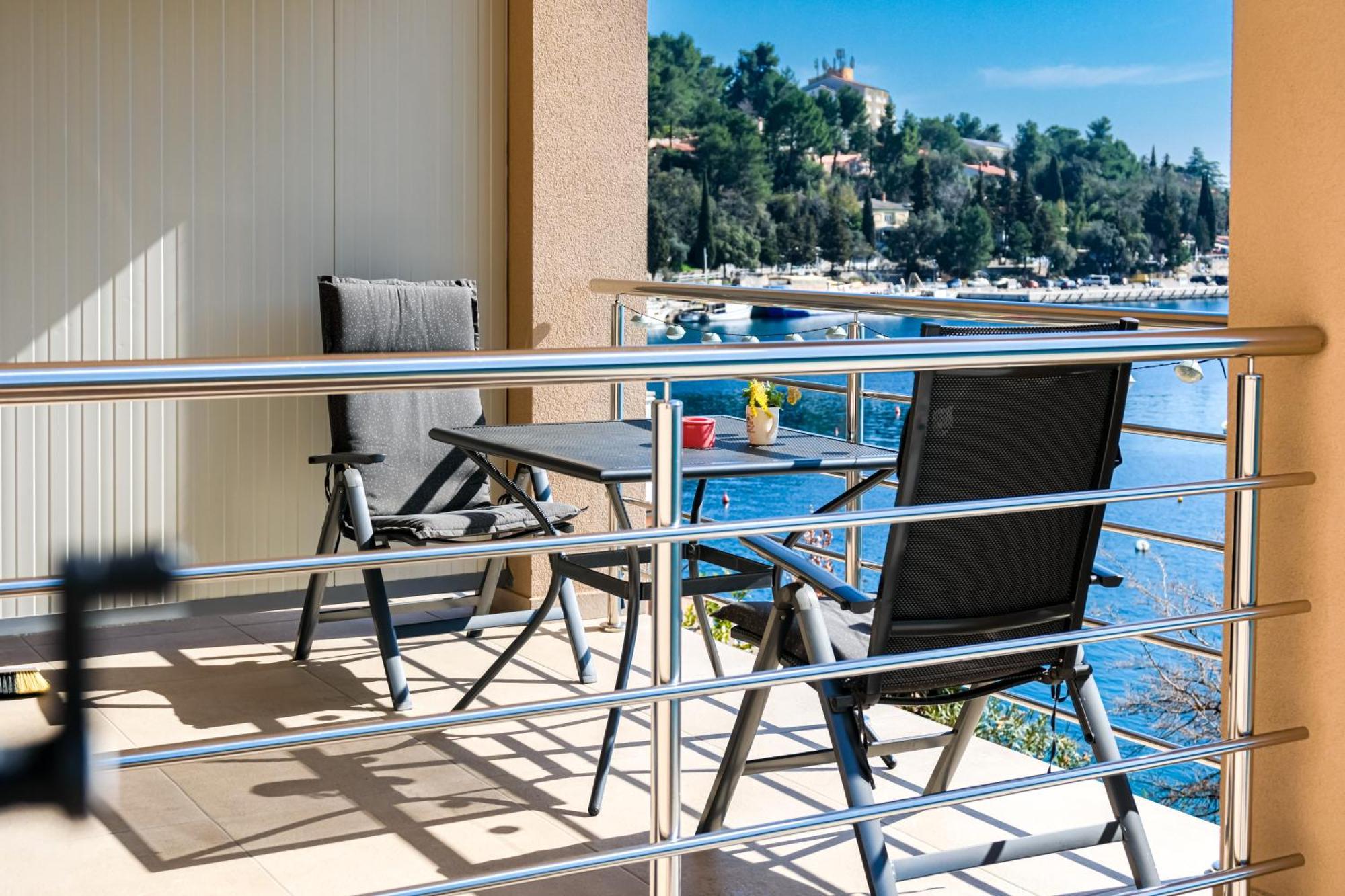 Studio Apartment Above Promenade W Terrace & Parking Рабац Екстериор снимка
